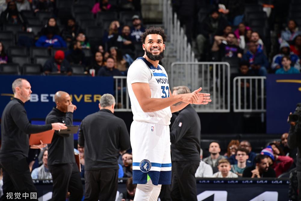 两队携手出 两队携手出